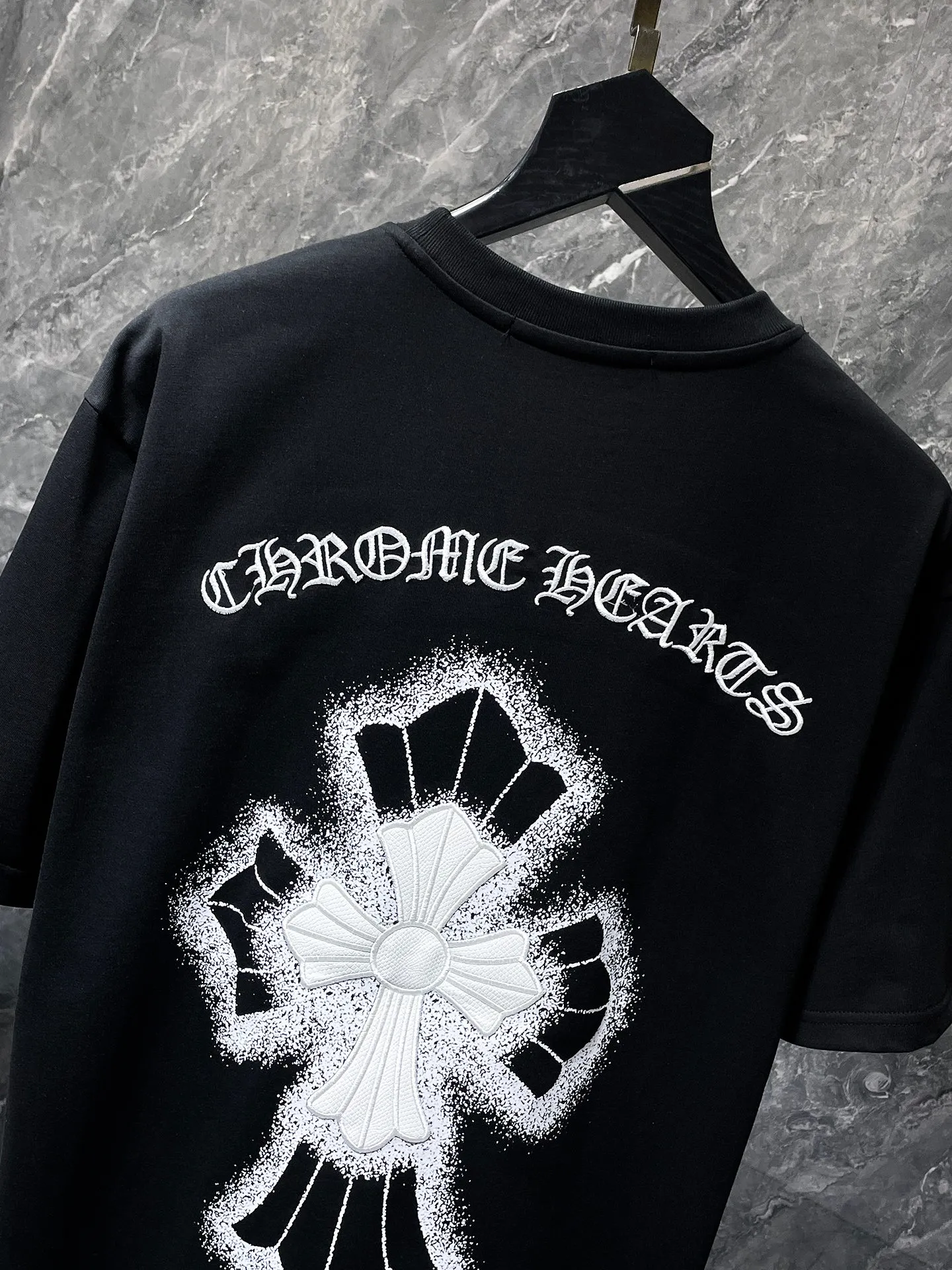 P154 New Chrome Hearts 25ss for summer. High-weight, environmentally friendly and high-quality top-grade fabric. 260g~270g. Croma embroidery, Sanskrit cross and spray-printed short sleeves. Counter synchronization. 1:1 replica version. Recommended color: black. White. Size: S, M, L, XL.